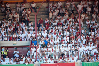 Público asistente a la Plaza de Toros de Pamplona durante la quinta corrida de la Feria del Toro 2019 con la ganadería de Victoriano del Río para los diestros El Juli, Antonio Ferrera y Pablo Aguado