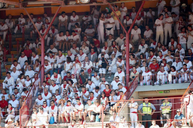 Público asistente a la Plaza de Toros de Pamplona durante la quinta corrida de la Feria del Toro 2019 con la ganadería de Victoriano del Río para los diestros El Juli, Antonio Ferrera y Pablo Aguado