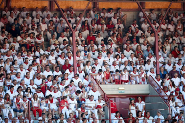 Público asistente a la Plaza de Toros de Pamplona durante la quinta corrida de la Feria del Toro 2019 con la ganadería de Victoriano del Río para los diestros El Juli, Antonio Ferrera y Pablo Aguado
