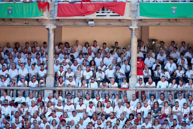 Público asistente a la Plaza de Toros de Pamplona durante la quinta corrida de la Feria del Toro 2019 con la ganadería de Victoriano del Río para los diestros El Juli, Antonio Ferrera y Pablo Aguado