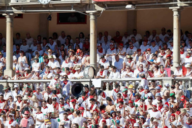 Público asistente a la Plaza de Toros de Pamplona durante la quinta corrida de la Feria del Toro 2019 con la ganadería de Victoriano del Río para los diestros El Juli, Antonio Ferrera y Pablo Aguado