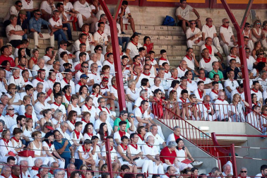 Público asistente a la Plaza de Toros de Pamplona durante la quinta corrida de la Feria del Toro 2019 con la ganadería de Victoriano del Río para los diestros El Juli, Antonio Ferrera y Pablo Aguado