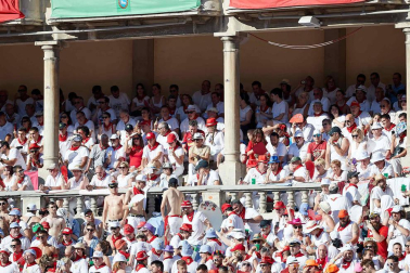 Público asistente a la Plaza de Toros de Pamplona durante la quinta corrida de la Feria del Toro 2019 con la ganadería de Victoriano del Río para los diestros El Juli, Antonio Ferrera y Pablo Aguado
