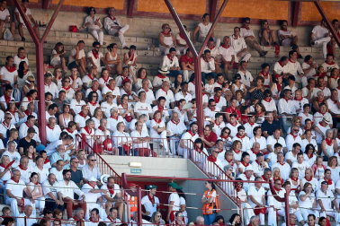 Público asistente a la Plaza de Toros de Pamplona durante la quinta corrida de la Feria del Toro 2019 con la ganadería de Victoriano del Río para los diestros El Juli, Antonio Ferrera y Pablo Aguado