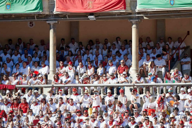 Público asistente a la Plaza de Toros de Pamplona durante la quinta corrida de la Feria del Toro 2019 con la ganadería de Victoriano del Río para los diestros El Juli, Antonio Ferrera y Pablo Aguado