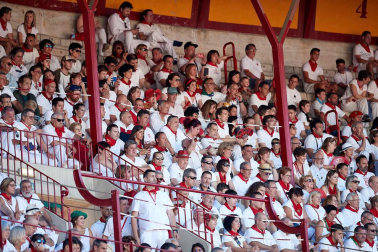 Público asistente a la Plaza de Toros de Pamplona durante la quinta corrida de la Feria del Toro 2019 con la ganadería de Victoriano del Río para los diestros El Juli, Antonio Ferrera y Pablo Aguado