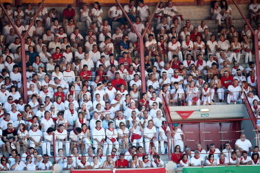 Público asistente a la Plaza de Toros de Pamplona durante la quinta corrida de la Feria del Toro 2019 con la ganadería de Victoriano del Río para los diestros El Juli, Antonio Ferrera y Pablo Aguado