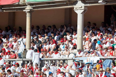 Público asistente a la Plaza de Toros de Pamplona durante la quinta corrida de la Feria del Toro 2019 con la ganadería de Victoriano del Río para los diestros El Juli, Antonio Ferrera y Pablo Aguado
