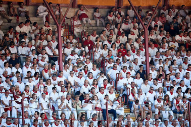 Público asistente a la Plaza de Toros de Pamplona durante la quinta corrida de la Feria del Toro 2019 con la ganadería de Victoriano del Río para los diestros El Juli, Antonio Ferrera y Pablo Aguado