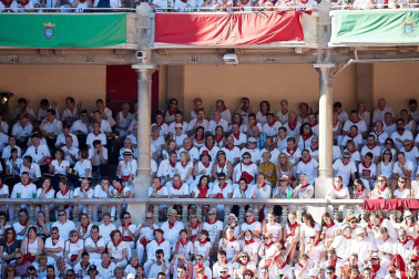 Público asistente a la Plaza de Toros de Pamplona durante la quinta corrida de la Feria del Toro 2019 con la ganadería de Victoriano del Río para los diestros El Juli, Antonio Ferrera y Pablo Aguado