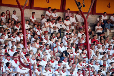 Público asistente a la Plaza de Toros de Pamplona durante la quinta corrida de la Feria del Toro 2019 con la ganadería de Victoriano del Río para los diestros El Juli, Antonio Ferrera y Pablo Aguado