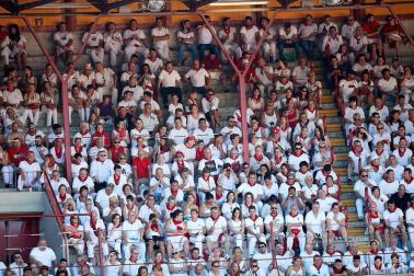 Público asistente a la Plaza de Toros de Pamplona durante la quinta corrida de la Feria del Toro 2019 con la ganadería de Victoriano del Río para los diestros El Juli, Antonio Ferrera y Pablo Aguado