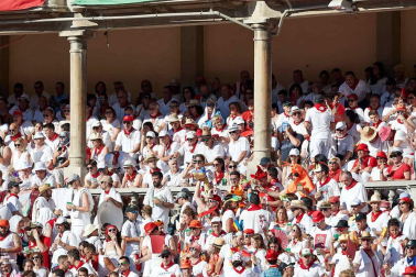 Público asistente a la Plaza de Toros de Pamplona durante la quinta corrida de la Feria del Toro 2019 con la ganadería de Victoriano del Río para los diestros El Juli, Antonio Ferrera y Pablo Aguado