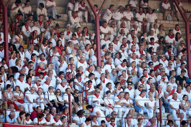 Público asistente a la Plaza de Toros de Pamplona durante la quinta corrida de la Feria del Toro 2019 con la ganadería de Victoriano del Río para los diestros El Juli, Antonio Ferrera y Pablo Aguado