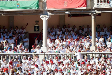 Público asistente a la Plaza de Toros de Pamplona durante la quinta corrida de la Feria del Toro 2019 con la ganadería de Victoriano del Río para los diestros El Juli, Antonio Ferrera y Pablo Aguado