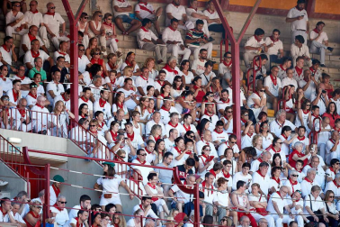 Público asistente a la Plaza de Toros de Pamplona durante la quinta corrida de la Feria del Toro 2019 con la ganadería de Victoriano del Río para los diestros El Juli, Antonio Ferrera y Pablo Aguado