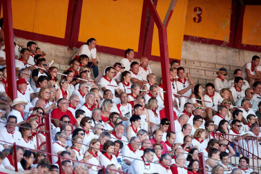 Público asistente a la Plaza de Toros de Pamplona durante la quinta corrida de la Feria del Toro 2019 con la ganadería de Victoriano del Río para los diestros El Juli, Antonio Ferrera y Pablo Aguado