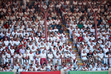 Público asistente a la Plaza de Toros de Pamplona durante la quinta corrida de la Feria del Toro 2019 con la ganadería de Victoriano del Río para los diestros El Juli, Antonio Ferrera y Pablo Aguado