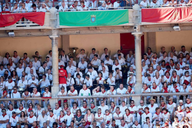 Público asistente a la Plaza de Toros de Pamplona durante la quinta corrida de la Feria del Toro 2019 con la ganadería de Victoriano del Río para los diestros El Juli, Antonio Ferrera y Pablo Aguado