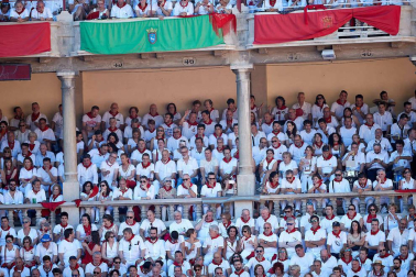 Público asistente a la Plaza de Toros de Pamplona durante la quinta corrida de la Feria del Toro 2019 con la ganadería de Victoriano del Río para los diestros El Juli, Antonio Ferrera y Pablo Aguado