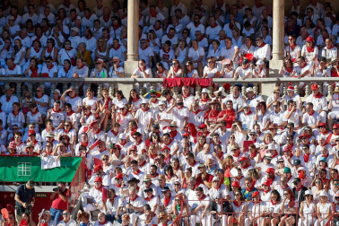 Público asistente a la Plaza de Toros de Pamplona durante la quinta corrida de la Feria del Toro 2019 con la ganadería de Victoriano del Río para los diestros El Juli, Antonio Ferrera y Pablo Aguado