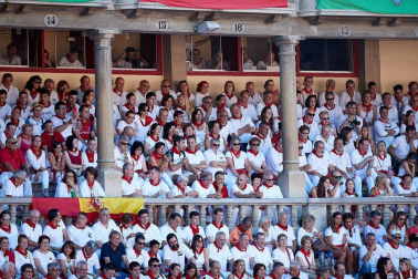 Público asistente a la Plaza de Toros de Pamplona durante la quinta corrida de la Feria del Toro 2019 con la ganadería de Victoriano del Río para los diestros El Juli, Antonio Ferrera y Pablo Aguado