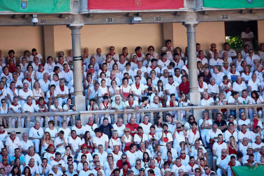 Público asistente a la Plaza de Toros de Pamplona durante la quinta corrida de la Feria del Toro 2019 con la ganadería de Victoriano del Río para los diestros El Juli, Antonio Ferrera y Pablo Aguado