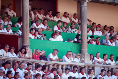 Público asistente a la Plaza de Toros de Pamplona durante la quinta corrida de la Feria del Toro 2019 con la ganadería de Victoriano del Río para los diestros El Juli, Antonio Ferrera y Pablo Aguado