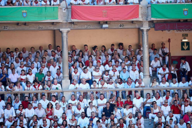 Público asistente a la Plaza de Toros de Pamplona durante la quinta corrida de la Feria del Toro 2019 con la ganadería de Victoriano del Río para los diestros El Juli, Antonio Ferrera y Pablo Aguado