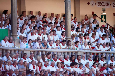 Público asistente a la Plaza de Toros de Pamplona durante la quinta corrida de la Feria del Toro 2019 con la ganadería de Victoriano del Río para los diestros El Juli, Antonio Ferrera y Pablo Aguado
