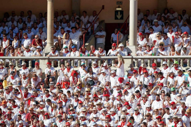 Público asistente a la Plaza de Toros de Pamplona durante la quinta corrida de la Feria del Toro 2019 con la ganadería de Victoriano del Río para los diestros El Juli, Antonio Ferrera y Pablo Aguado