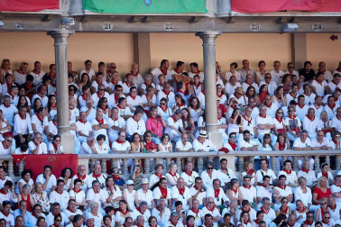 Público asistente a la Plaza de Toros de Pamplona durante la quinta corrida de la Feria del Toro 2019 con la ganadería de Victoriano del Río para los diestros El Juli, Antonio Ferrera y Pablo Aguado