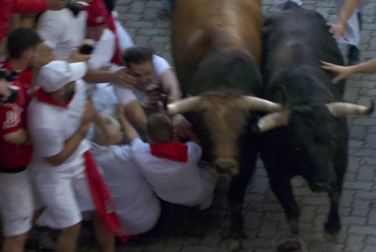 En la bajada al callejón el toro colorado 'Curioso', que ha ido cerrando el grupo desde Santo Domingo, ha ocasionado gran riesgo a varios mozos situados junto al vallado derecho del recorrido.