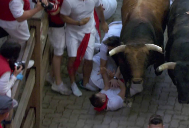 En la bajada al callejón el toro colorado 'Curioso', que ha ido cerrando el grupo desde Santo Domingo, ha ocasionado gran riesgo a varios mozos situados junto al vallado derecho del recorrido.