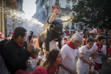 El toro que ilumina la noche en San Fermín