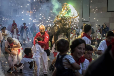 El toro que ilumina la noche en San Fermín