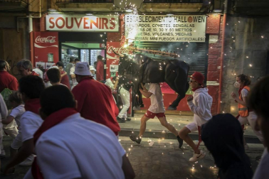 El toro que ilumina la noche en San Fermín