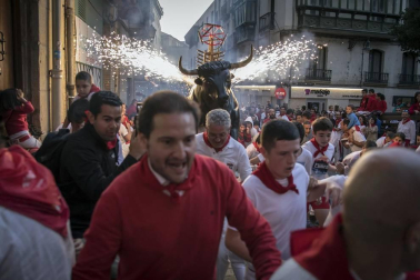 El toro que ilumina la noche en San Fermín