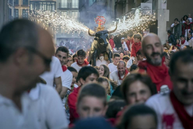 El toro que ilumina la noche en San Fermín