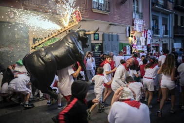 El toro que ilumina la noche en San Fermín