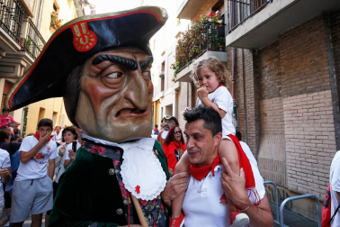Fotos del recorrido de los gigantes y cabezudos de Pamplona del día 9 de julio de San Fermín 2019