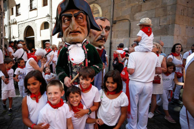 Fotos del recorrido de los gigantes y cabezudos de Pamplona del día 9 de julio de San Fermín 2019