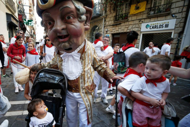 Fotos del recorrido de los gigantes y cabezudos de Pamplona del día 9 de julio de San Fermín 2019