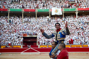 Fotos de la corrida con toros de la ganadería Núñez del Cuvillo para los diestros Antonio Ferrera, Miguel Ángel Perera y Cayetano Rivera.