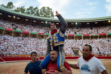 Fotos de la corrida con toros de la ganadería Núñez del Cuvillo para los diestros Antonio Ferrera, Miguel Ángel Perera y Cayetano Rivera.