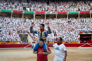 Fotos de la corrida con toros de la ganadería Núñez del Cuvillo para los diestros Antonio Ferrera, Miguel Ángel Perera y Cayetano Rivera.