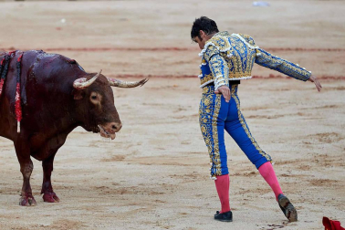 Fotos de la corrida con toros de la ganadería Núñez del Cuvillo para los diestros Antonio Ferrera, Miguel Ángel Perera y Cayetano Rivera.