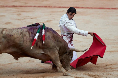 Fotos de la corrida con toros de la ganadería Núñez del Cuvillo para los diestros Antonio Ferrera, Miguel Ángel Perera y Cayetano Rivera.