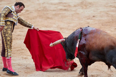 Fotos de la corrida con toros de la ganadería Núñez del Cuvillo para los diestros Antonio Ferrera, Miguel Ángel Perera y Cayetano Rivera.