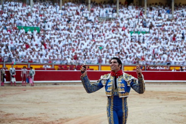 Fotos de la corrida con toros de la ganadería Núñez del Cuvillo para los diestros Antonio Ferrera, Miguel Ángel Perera y Cayetano Rivera.